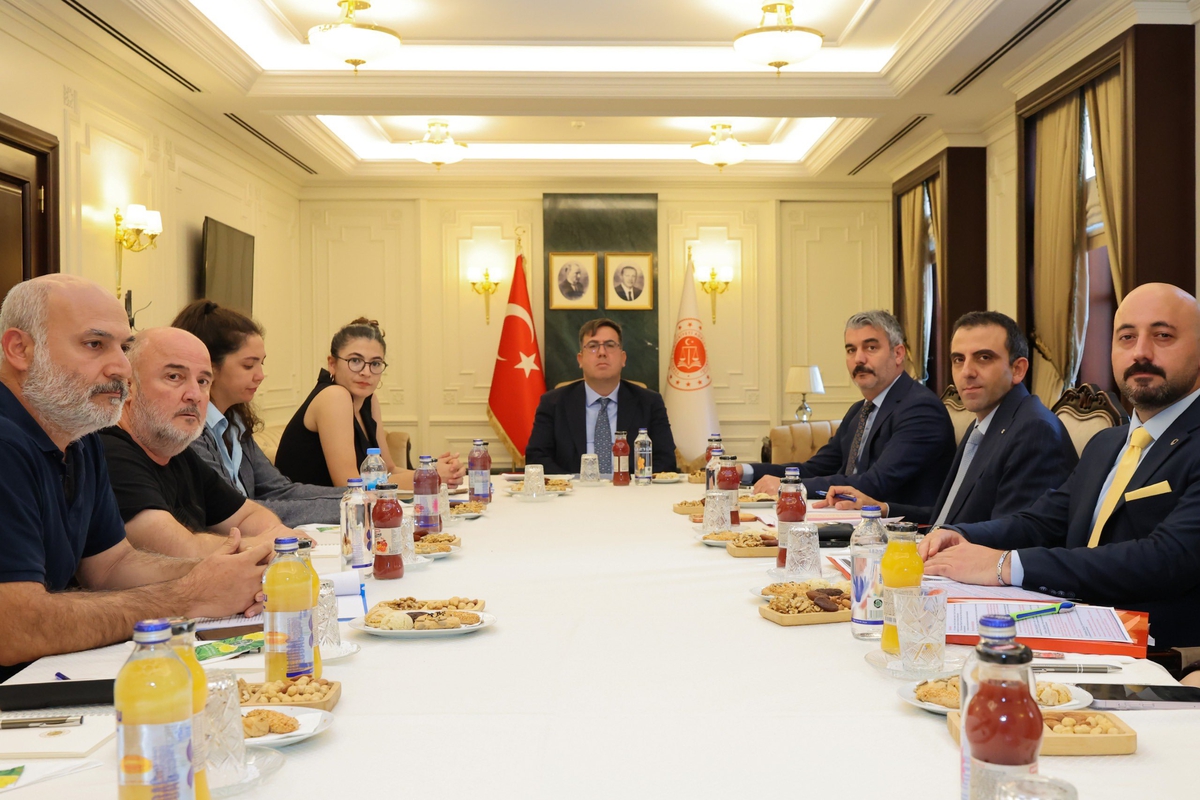 Döne Kaya'nın Adalet Bakanlığı önündeki nöbeti görüşme sonrası sona erdi