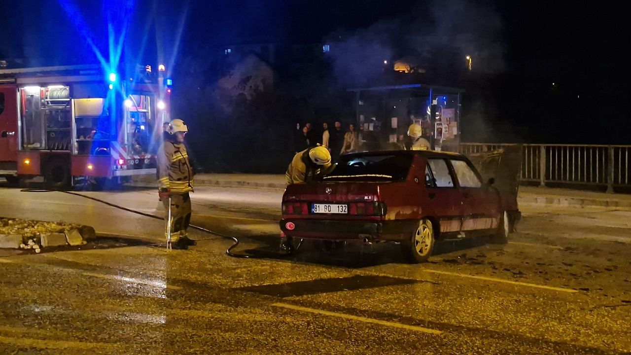 Düzce'de kavşakta duran otomobilin motorunda yangın çıktı