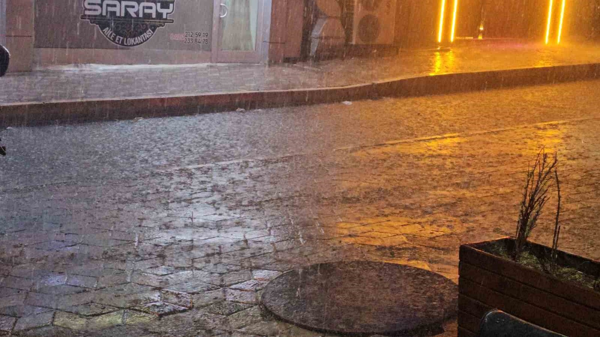 Elazığ'da aniden bastıran sağanak yağış cadde ve sokakları suyla doldurdu