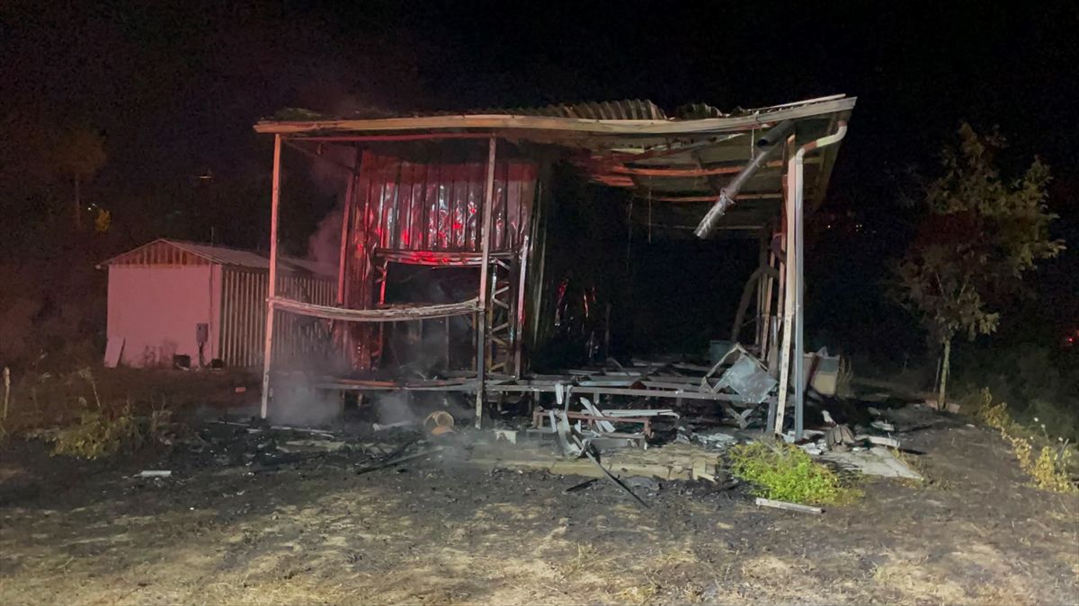Sakarya'da prefabrik evde çıkan yangın ormana sıçramadan söndürüldü