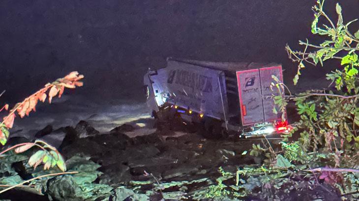 Artvin'de kontrolden çıkan TIR denize düşmeden kayalıklara takıldı