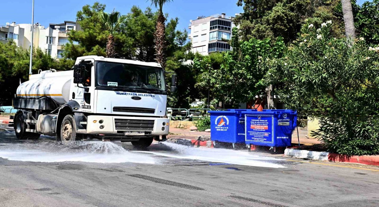 Muratpaşa Belediyesi çöp konteynerlerini dezenfekte ederek temizliyor
