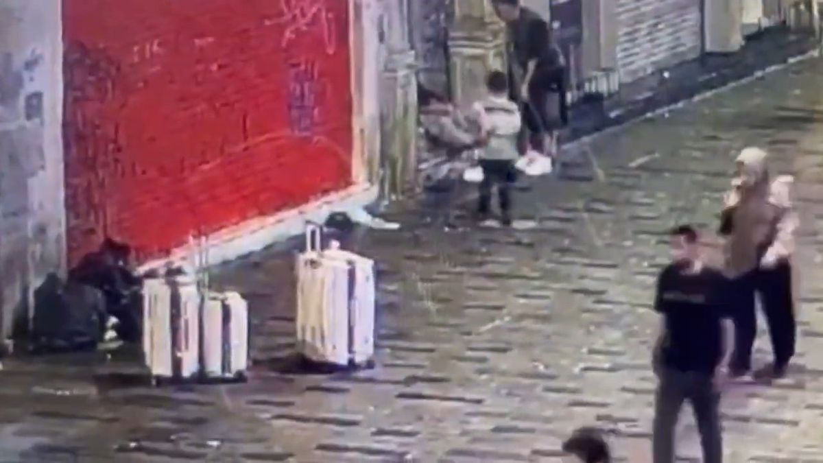 Beyoğlu'nda uyuyan kişinin telefonunu çalan şüpheli tutuklandı