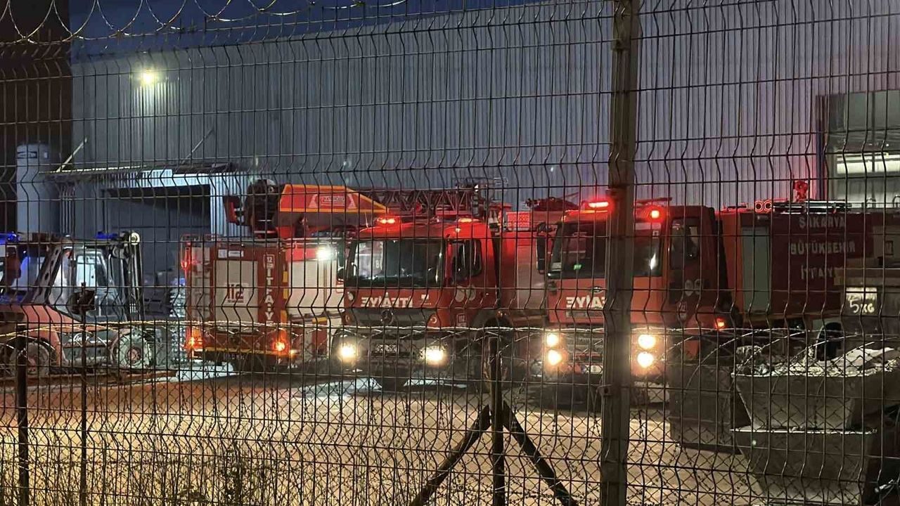 Sakarya'daki alüminyum fabrikasında patlama sonrası yangın çıktı: 2 işçi yaralandı