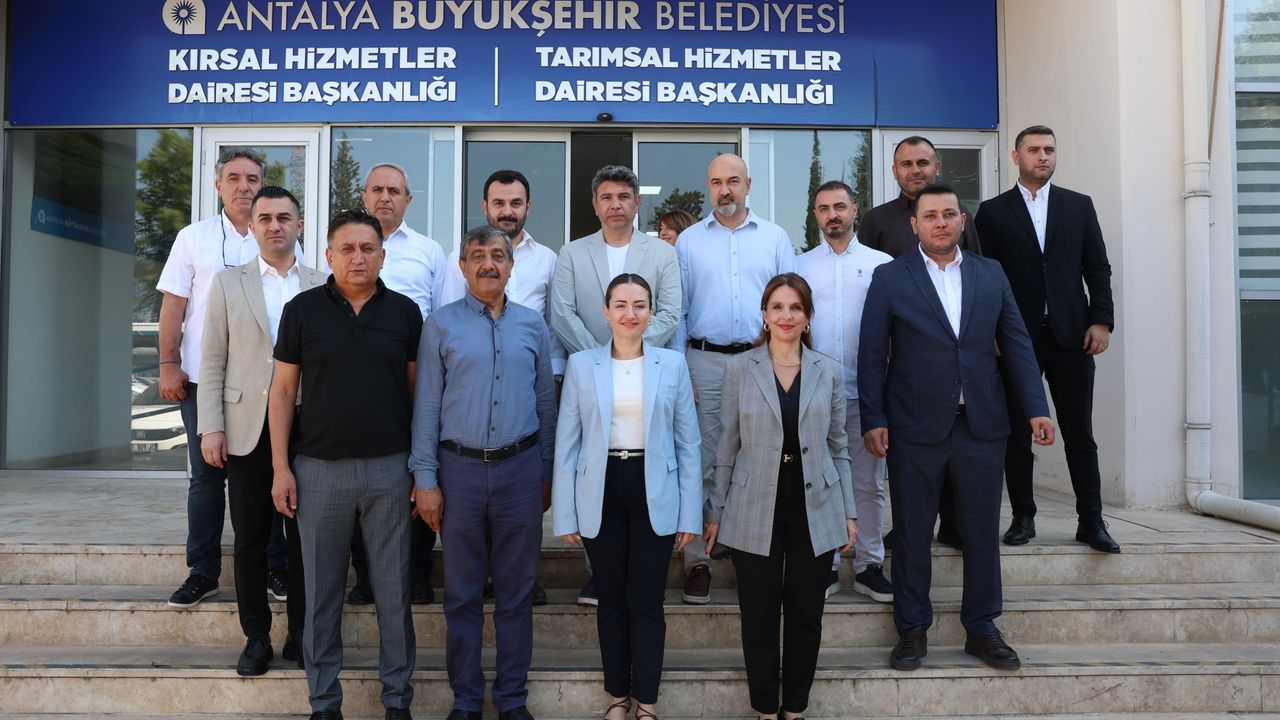 Antalya Büyükşehir Belediyesi günlük 2 bin porsiyon yemek dağıtıyor