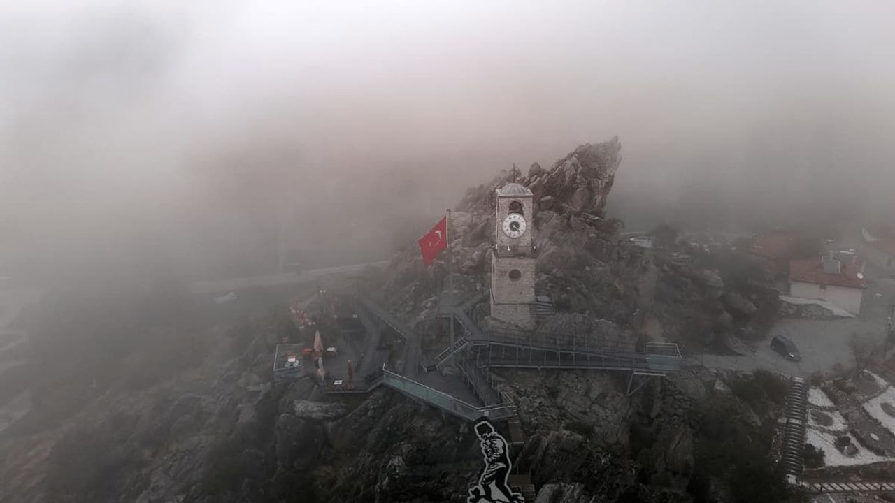 Eskişehir Sivrihisar'da yoğun sis dağları ve yüksek kesimleri kapladı