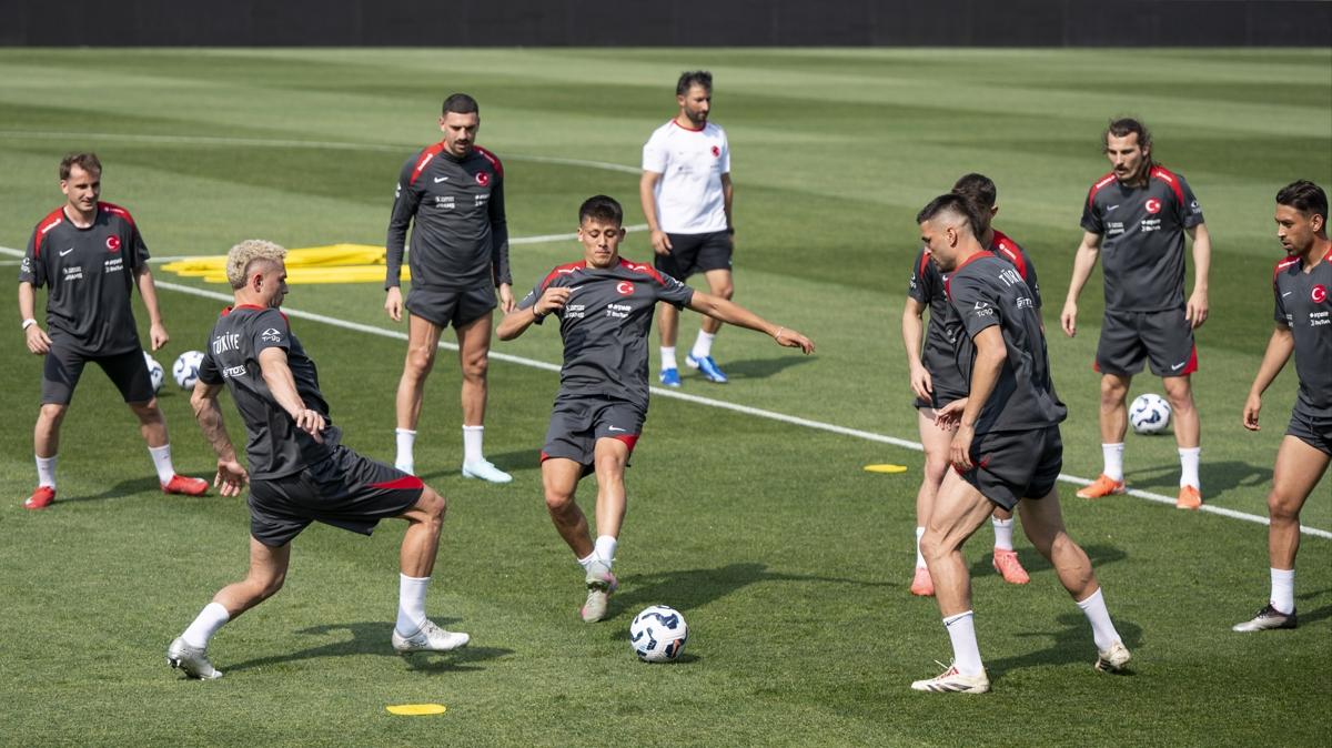 A Milli Futbol Takımı Fransa maçı hazırlıklarına Riva'da başladı