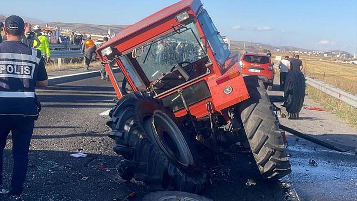 Kars'ta ticari araç ile traktörün çarpıştığı kazada 6 kişi yaralandı
