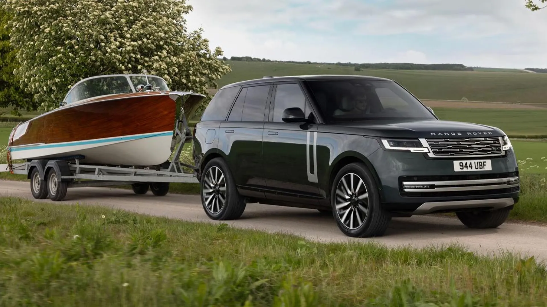 Range Rover ilk tam elektrikli SUV modelini tanıttı