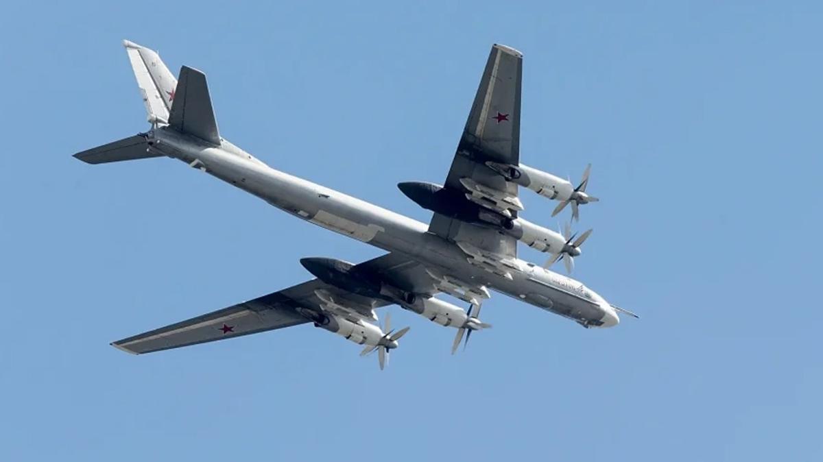 Rusya'da eğitim uçuşundaki Tu-95 tipi bombardıman uçağı düştü