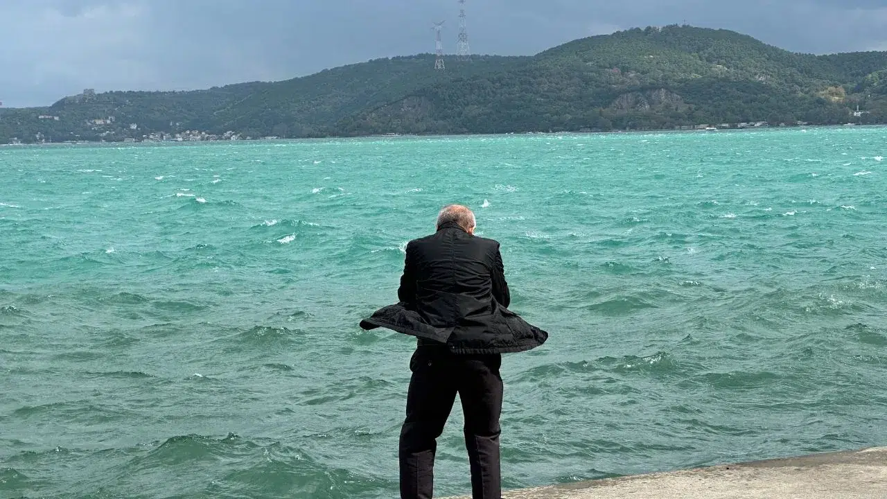 Sarıyer sahilinde kuvvetli rüzgar nedeniyle dev dalgalar oluştu