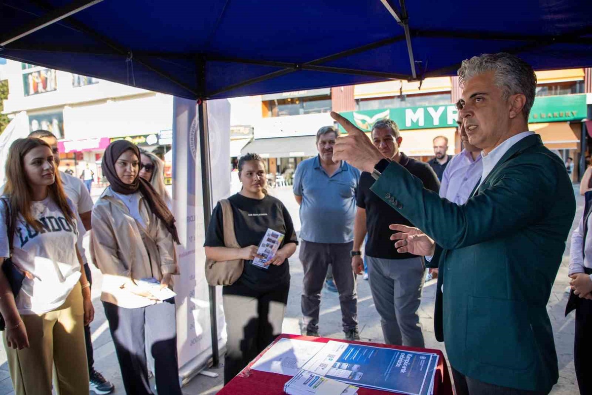 EBYÜ Rektörü Kuyrukluyıldız öğrenci karşılama stantlarını inceledi