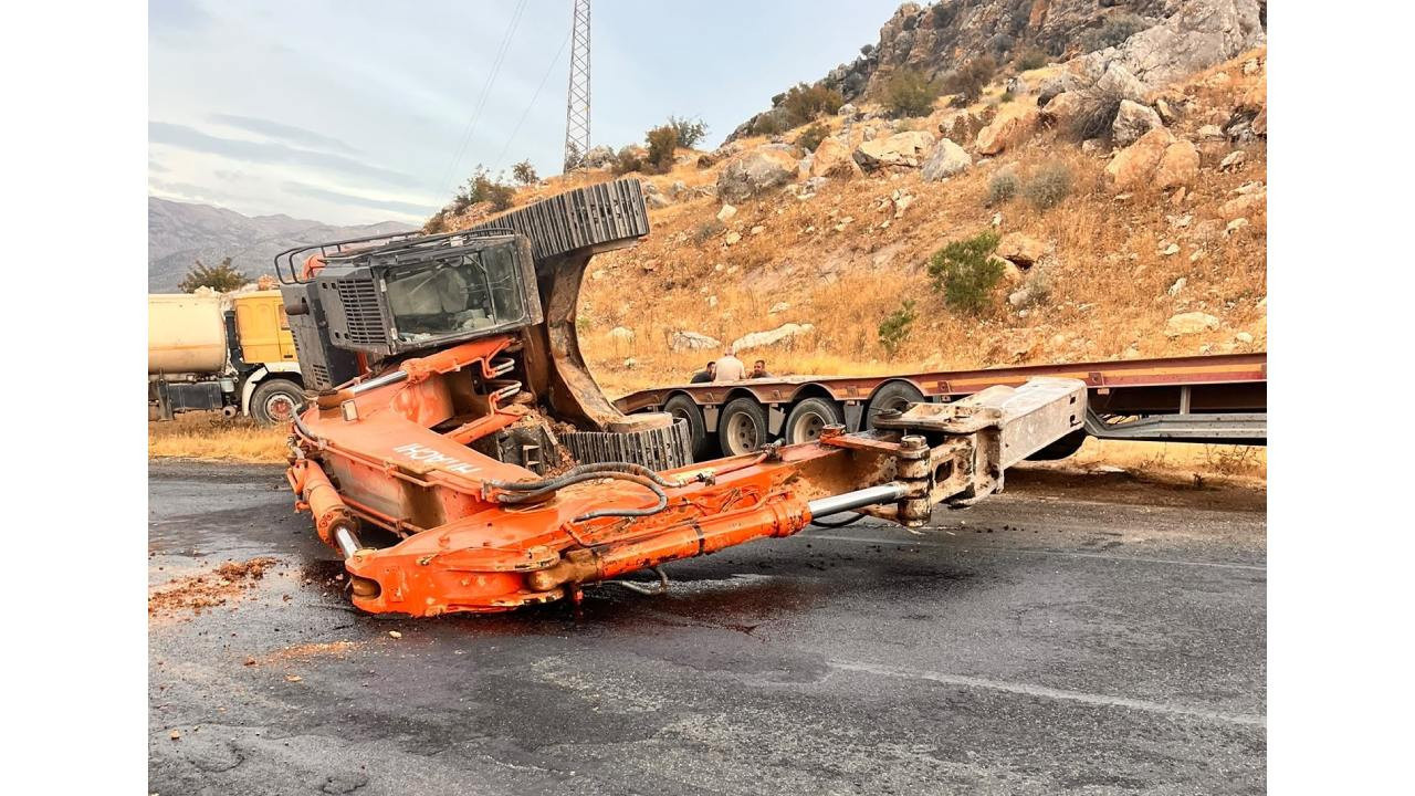 Adıyaman'da tırın üzerindeki kepçe yola devrildi