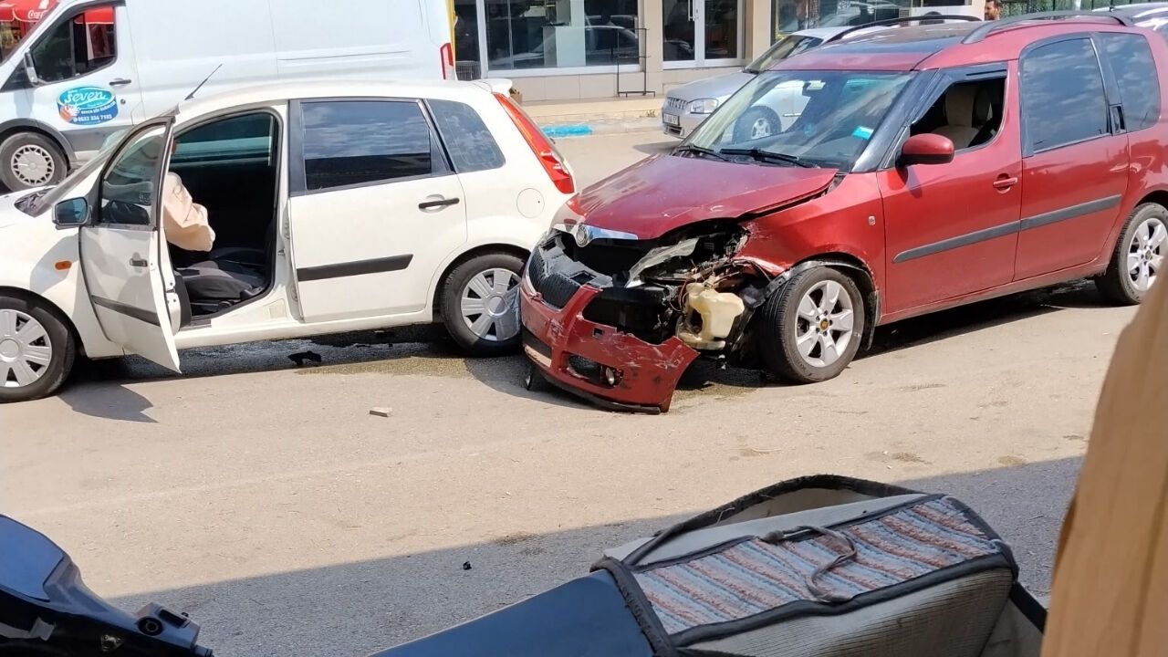 Osmaniye'nin Toprakkale ilçesinde iki otomobil çarpıştı: 2 yaralı