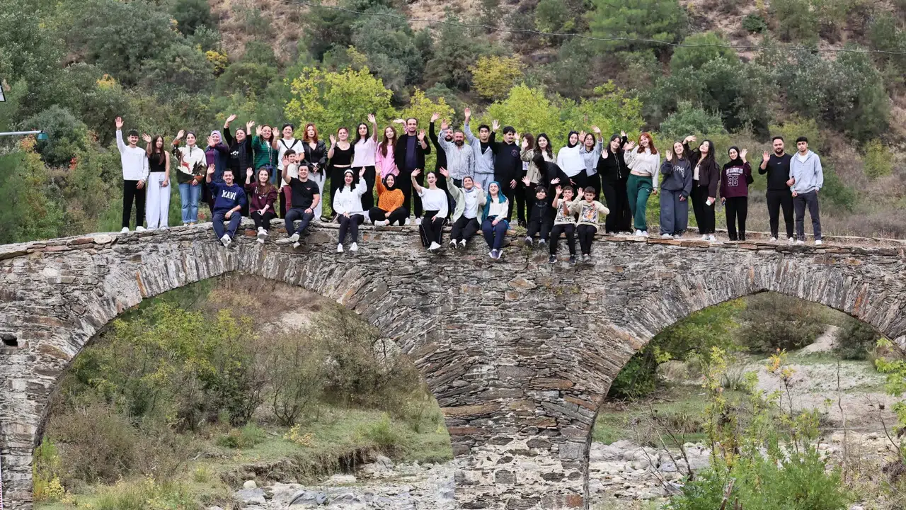 Gördes'te gençler spor etkinlikleriyle tarihi Hacı Hıdır Köprüsü'nü tanıdı
