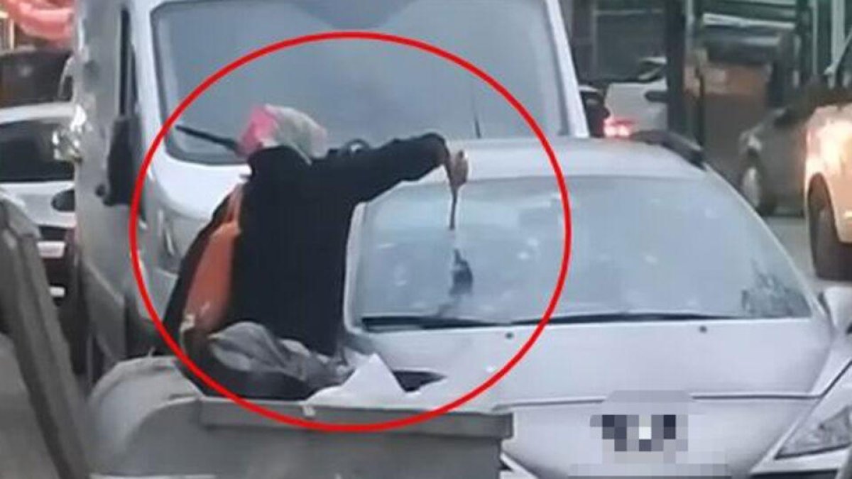 Bursa'da bir kadın tartıştığı eşine ait otomobilin camını çekiçle kırdı