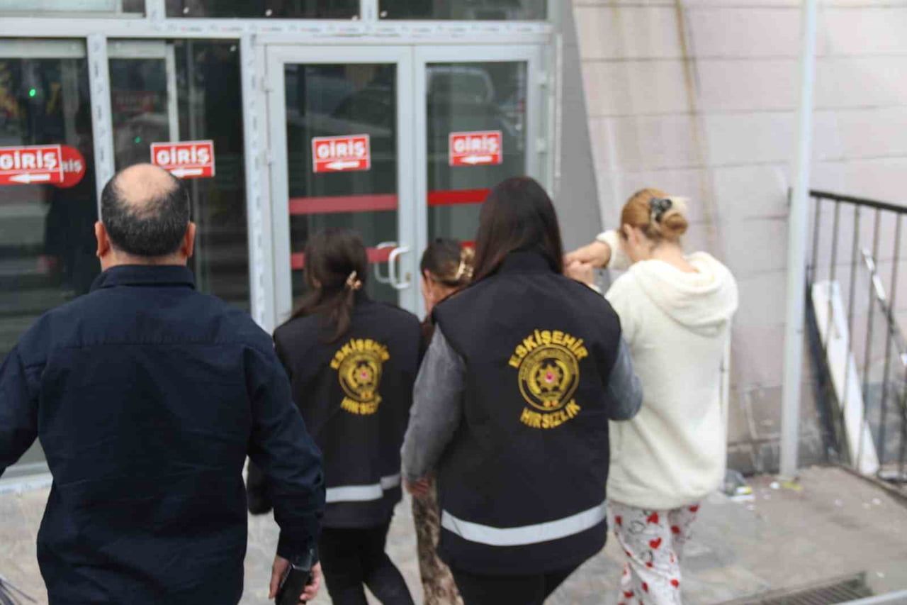 Eskişehir'de iki evden hırsızlık yapan iki kadın şüpheli tutuklandı