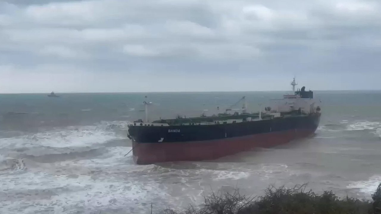 Sarıyer açıklarında karaya oturan BANDA tankeri yüzdürüldü