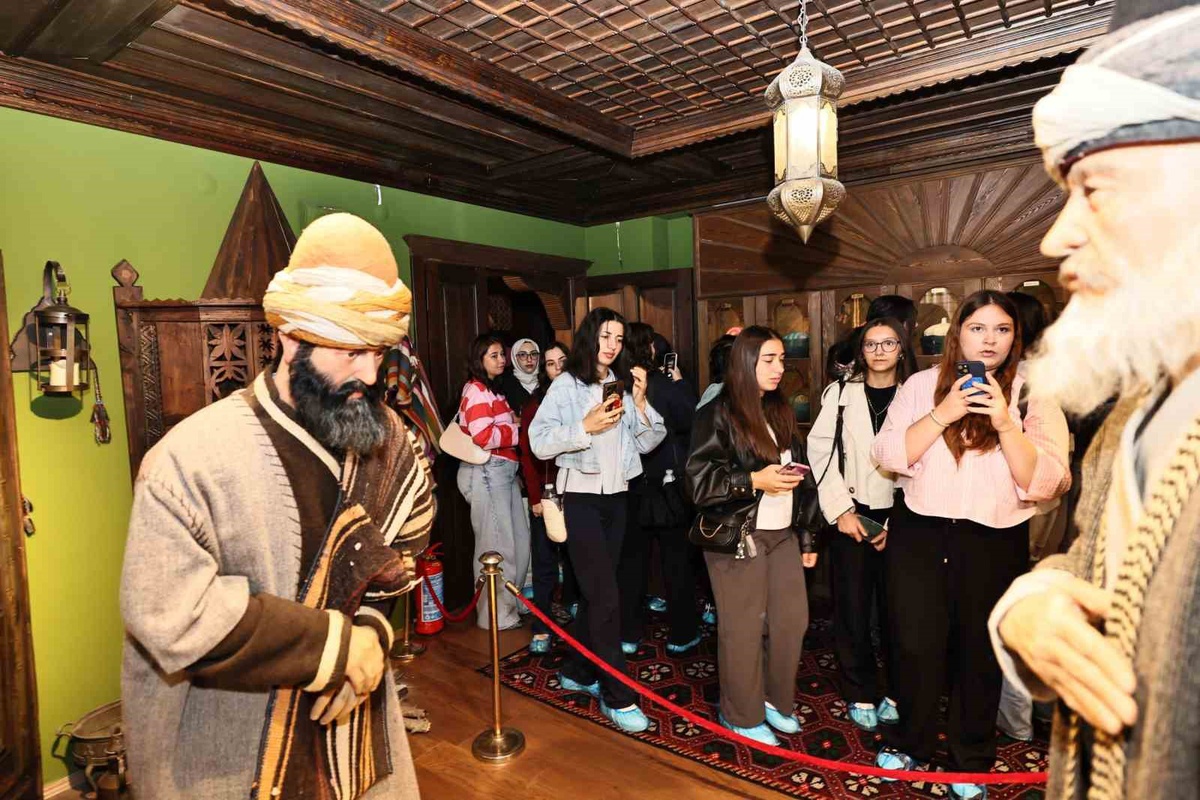 Manisa'daki GSB yurtlarına yeni kayıt yaptıran öğrencilere şehir gezisi yapıldı