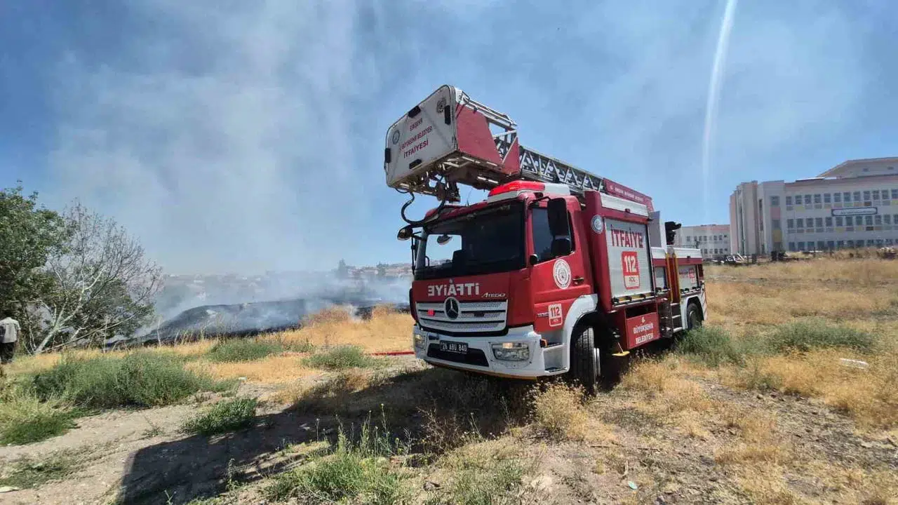 Eskişehir'de okul ve sağlık ocağı yanındaki otluk alanda çıkan yangın söndürüldü