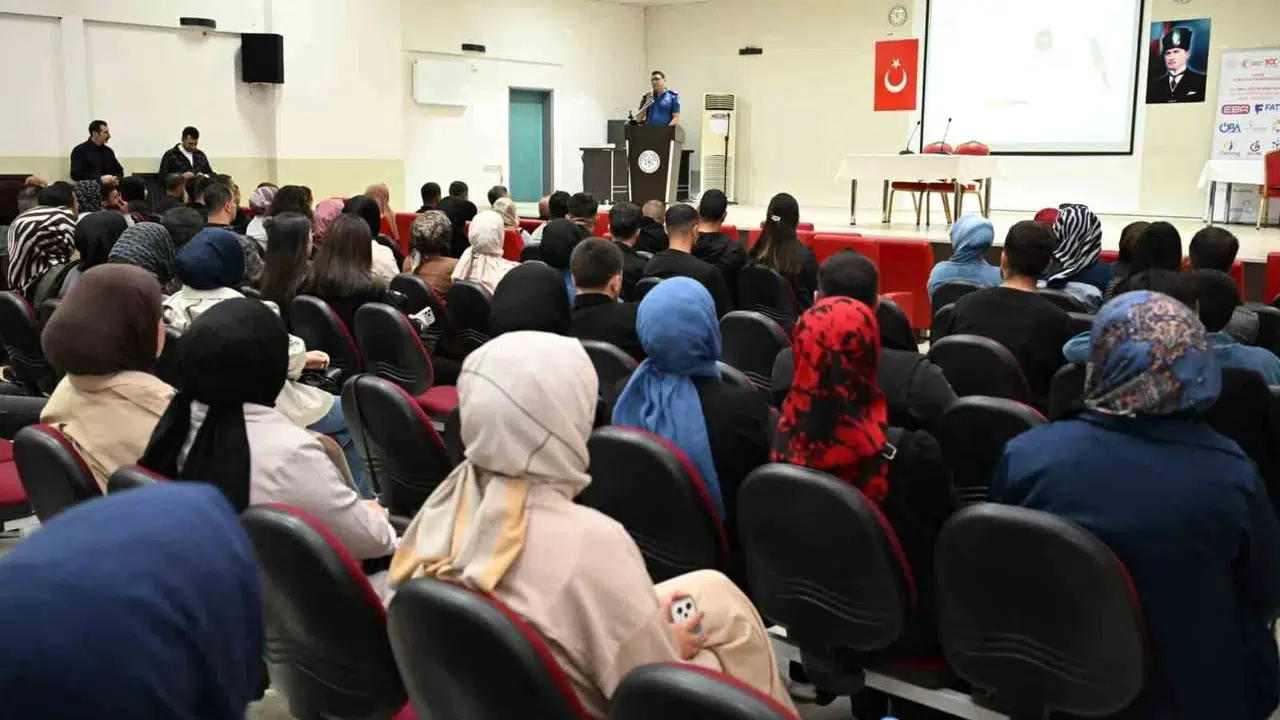 Elazığ'da polis ekiplerinden okul görevlilerine güvenlik eğitimi