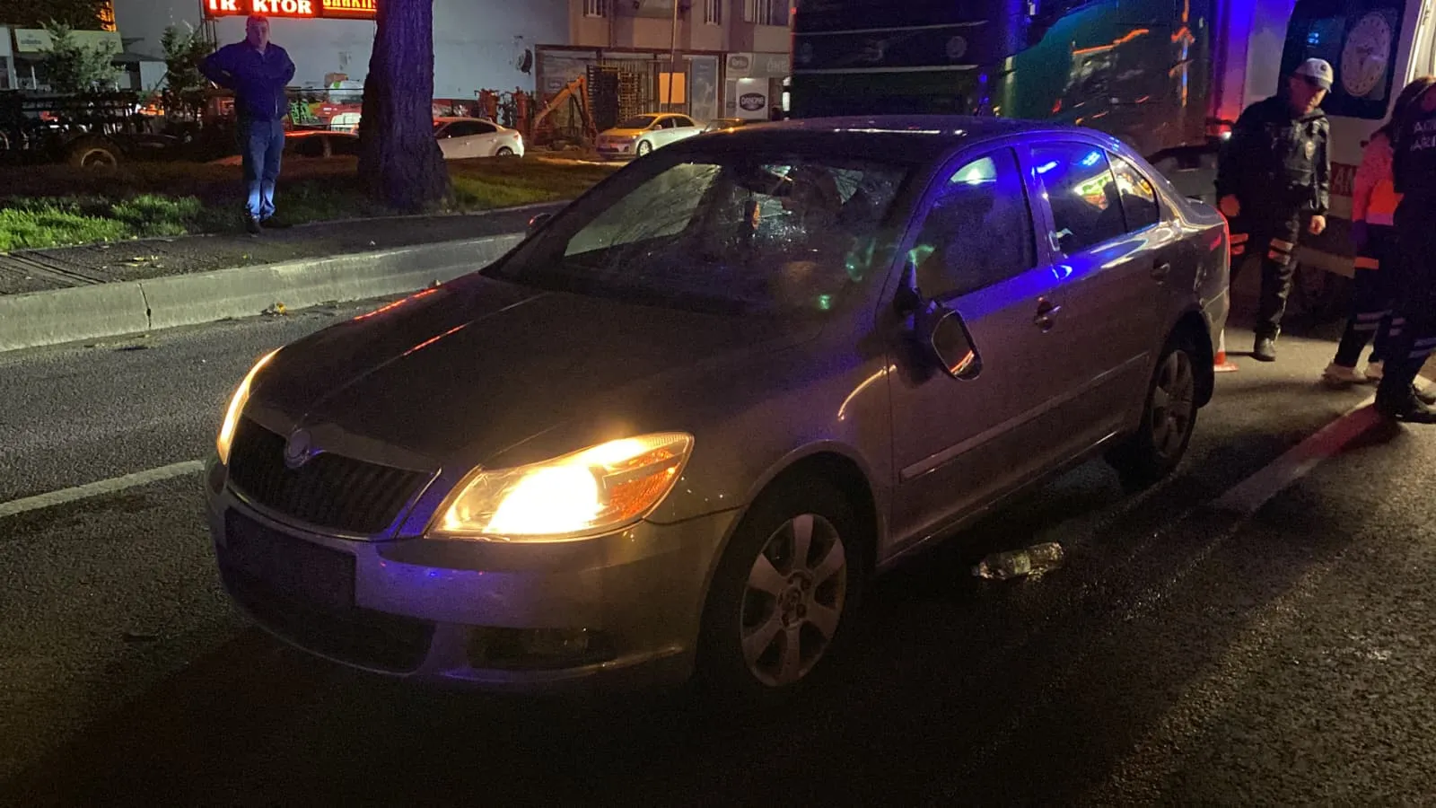 Bursa'da bariyerden atlayarak karşıya geçmeye çalışan yaya otomobil altında kaldı