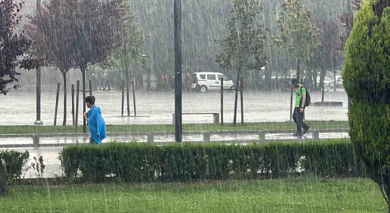 Düzce ve Zonguldak için kuvvetli sağanak yağış uyarısı yapıldı