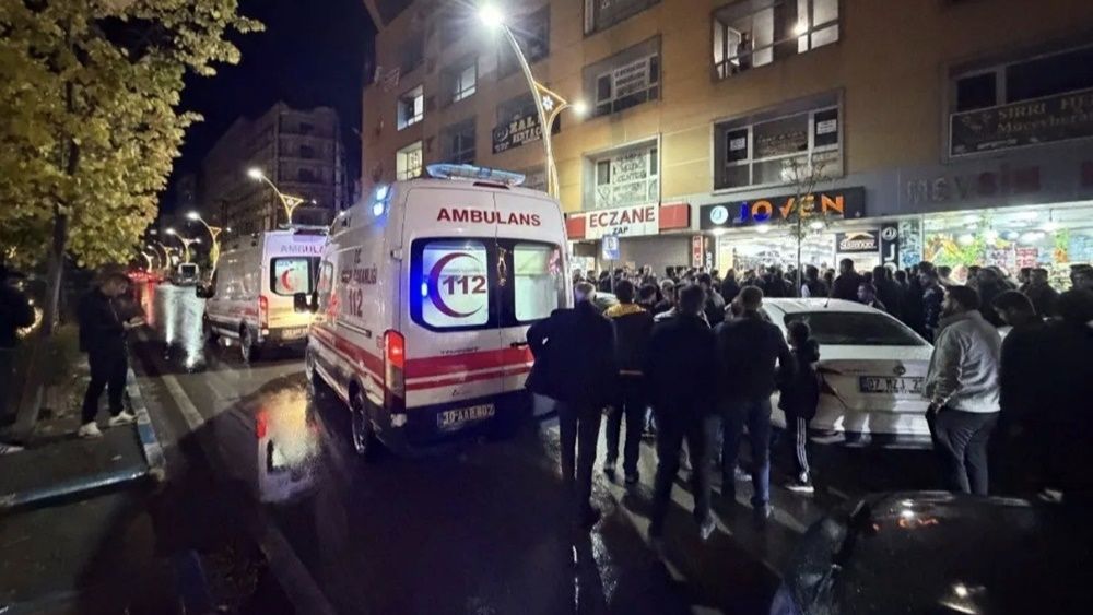 Hakkari'nin Yüksekova ilçesinde çıkan silahlı kavgada 3 kişi yaralandı