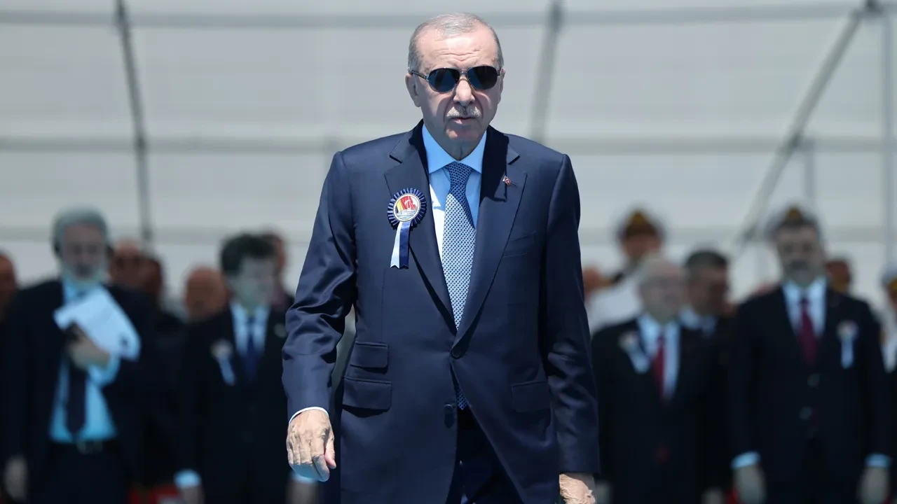 Nazilli'de üst geçide Cumhurbaşkanına hakaret içeren maket asan şüpheli yakalandı
