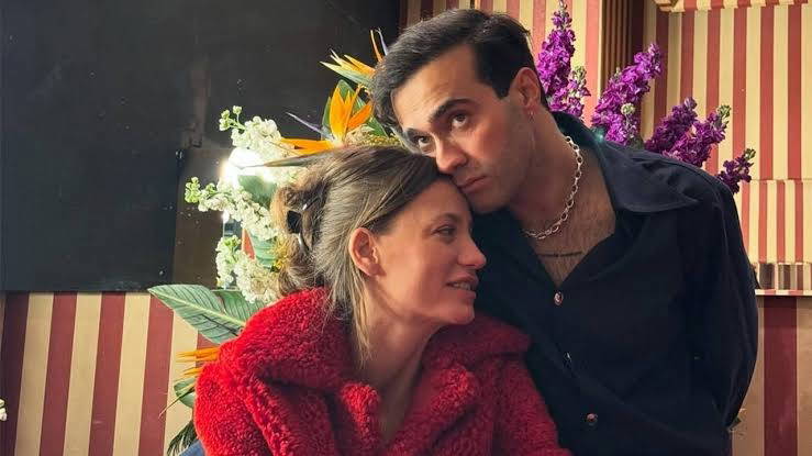 Serenay Sarıkaya evlilik sorularına gülümseyerek yanıt verdi