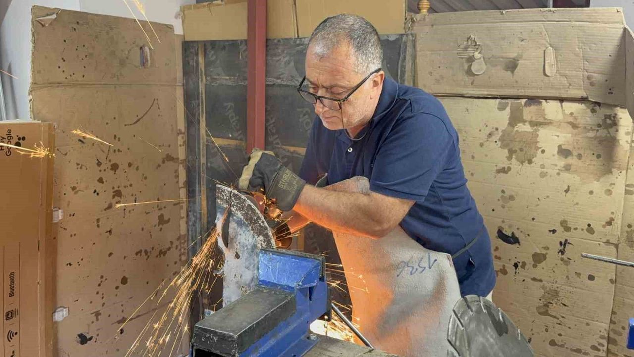Samsunlu sağlık memuru atık malzemeleri sanat eserine dönüştürüyor