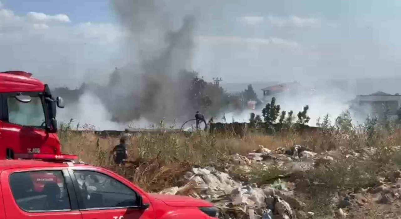 Antalya Aksu'da ormanlık ve zeytinlik alanda çıkan yangın sürüyor
