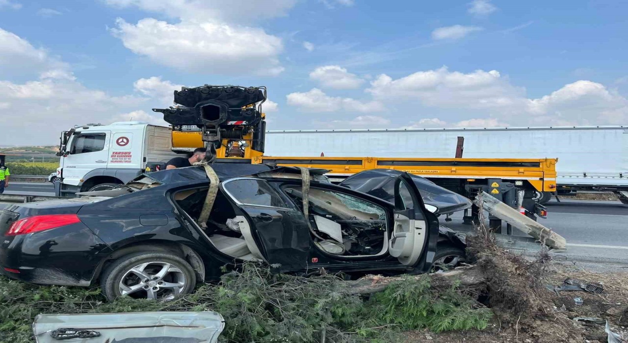 Tarsus'ta otomobil refüje çarptı: 1 kişi yaşamını yitirdi