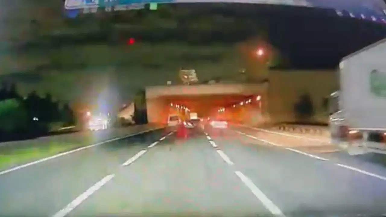 İstanbul Bağcılar'da makas atan otomobil iki araca çarptı