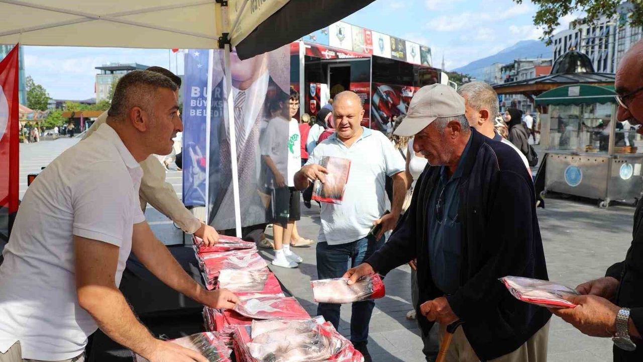Bursa Büyükşehir Belediyesi 30 Ağustos etkinlikleri kapsamında bayrak dağıttı