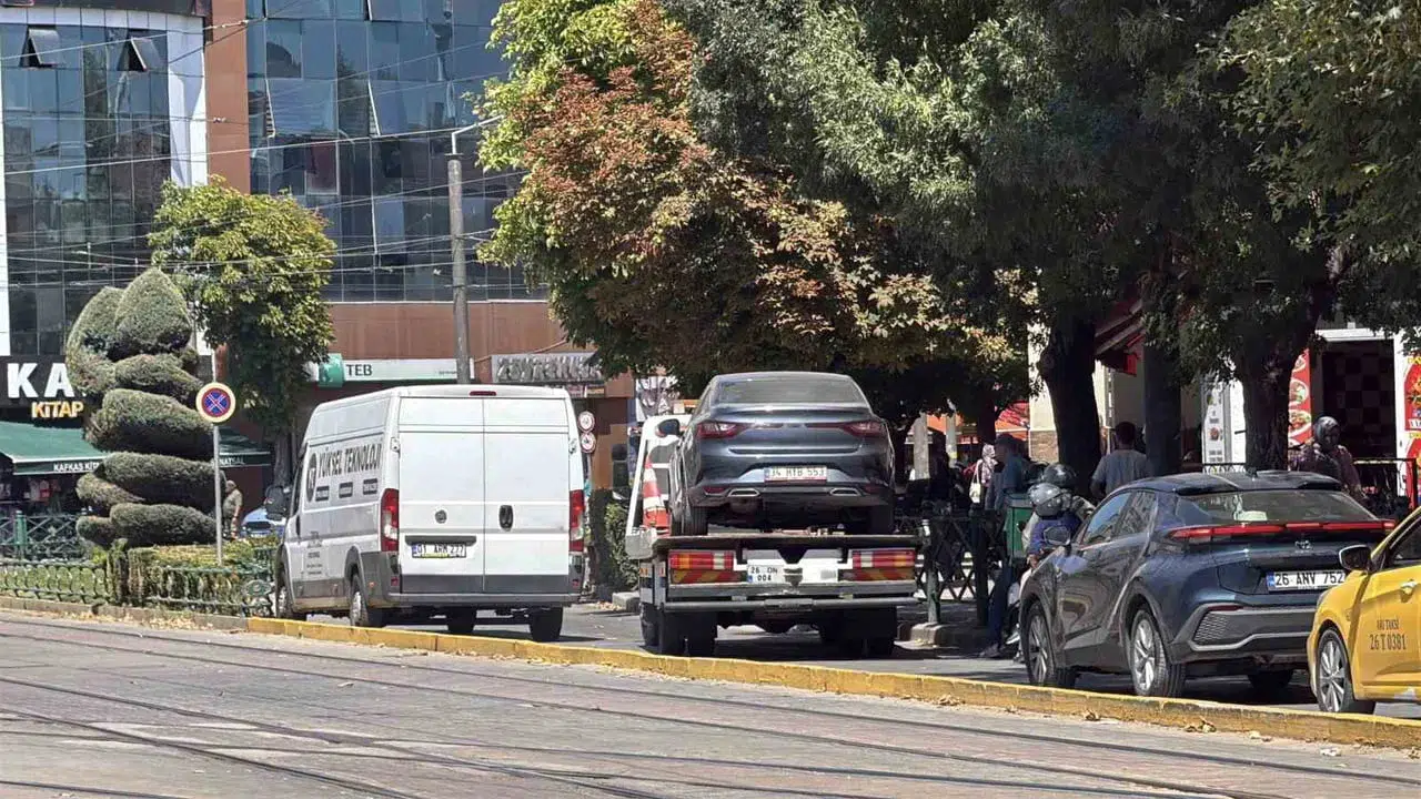 Eskişehir'de hatalı park nedeniyle oluşan trafik yoğunluğu trafiği kilitledi