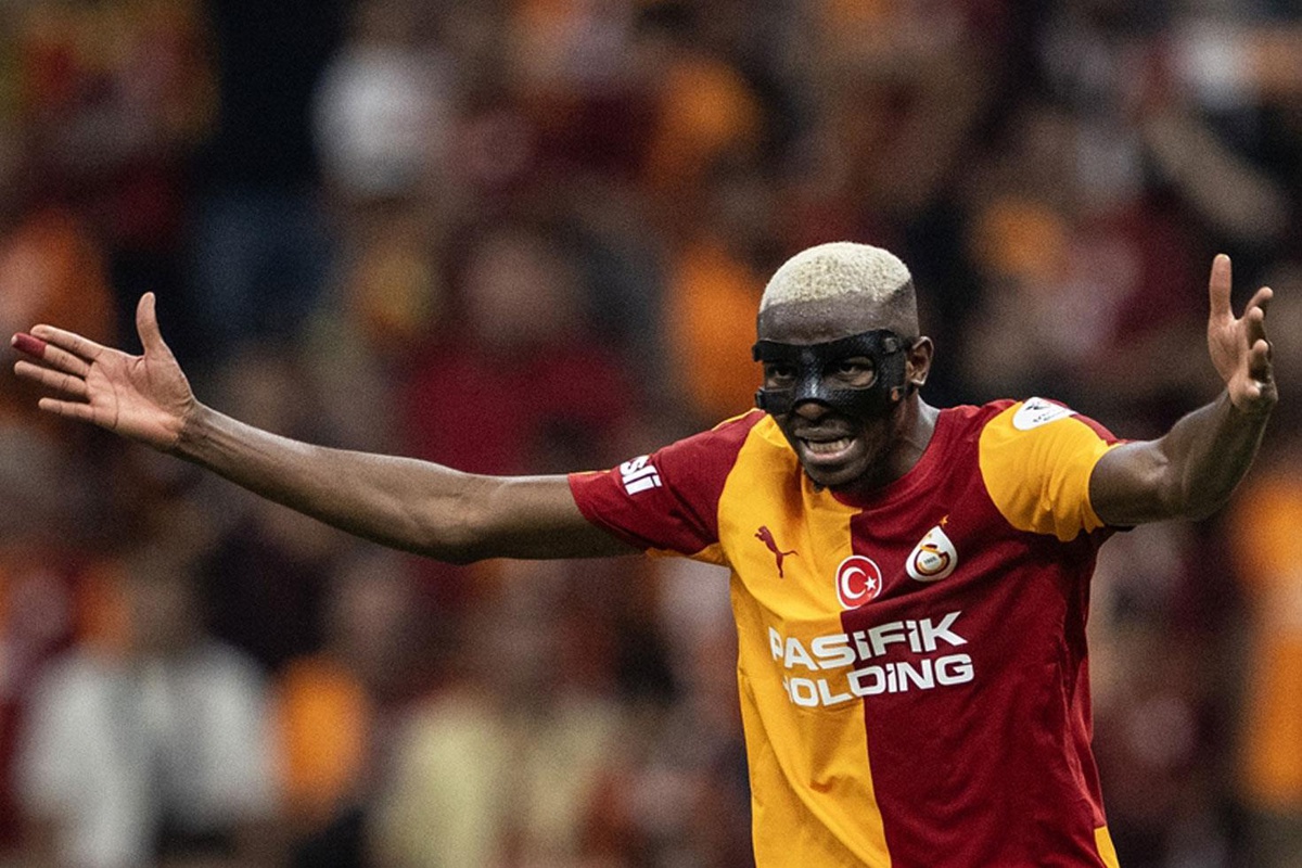 Victor Osimhen'in sahalara dönüşü Barcelona maçına ertelendi