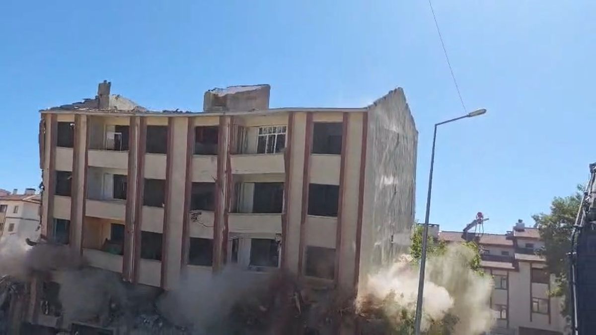 Elazığ'da kentsel dönüşüm kapsamında iki bina kontrollü şekilde yıkıldı