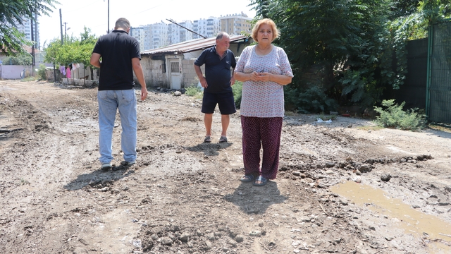 Adana'da bozuk yollar nedeniyle mahalle sakinleri belediyeye tepki gösterdi