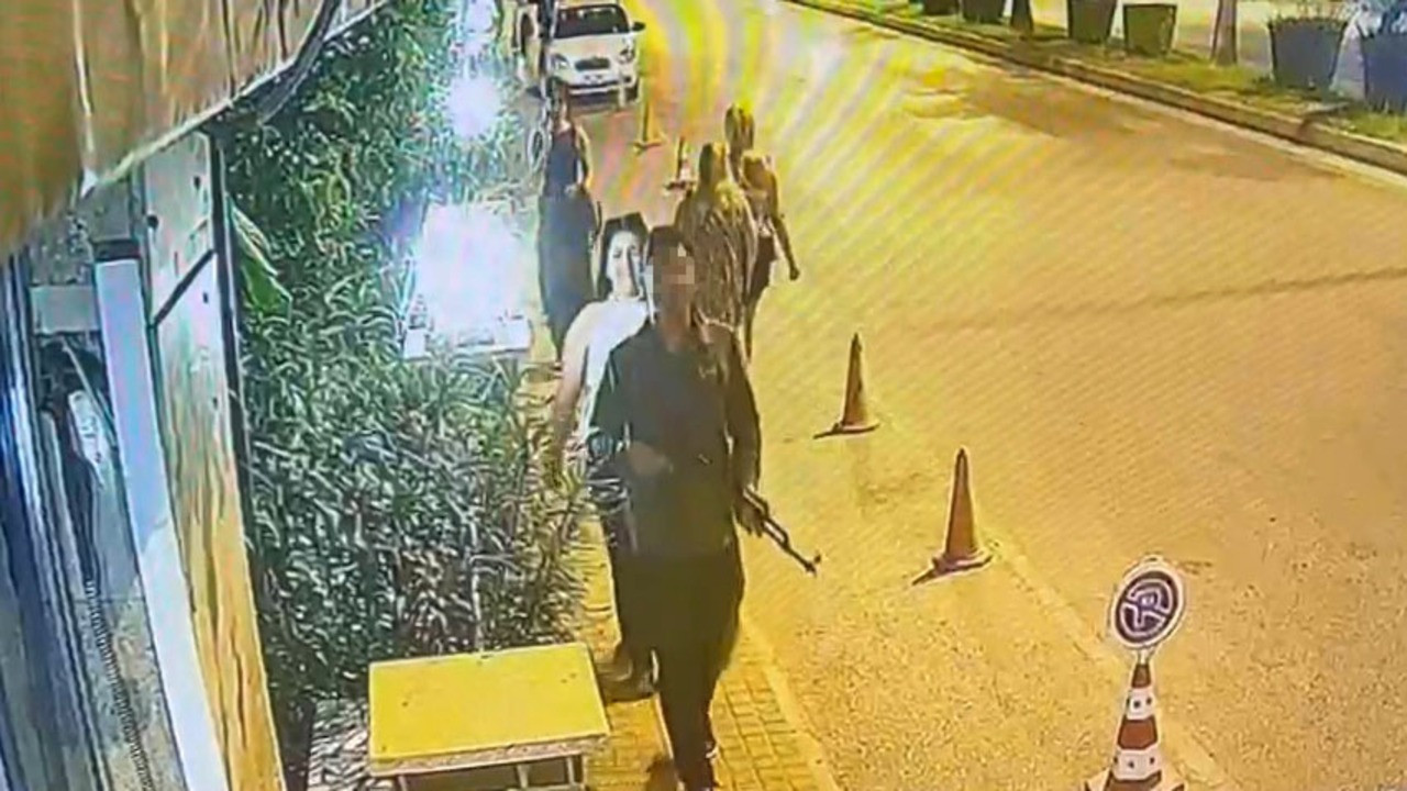 Manavgat'ta oyuncak tüfekle dolaşan şahıs jandarma tarafından gözaltına alındı