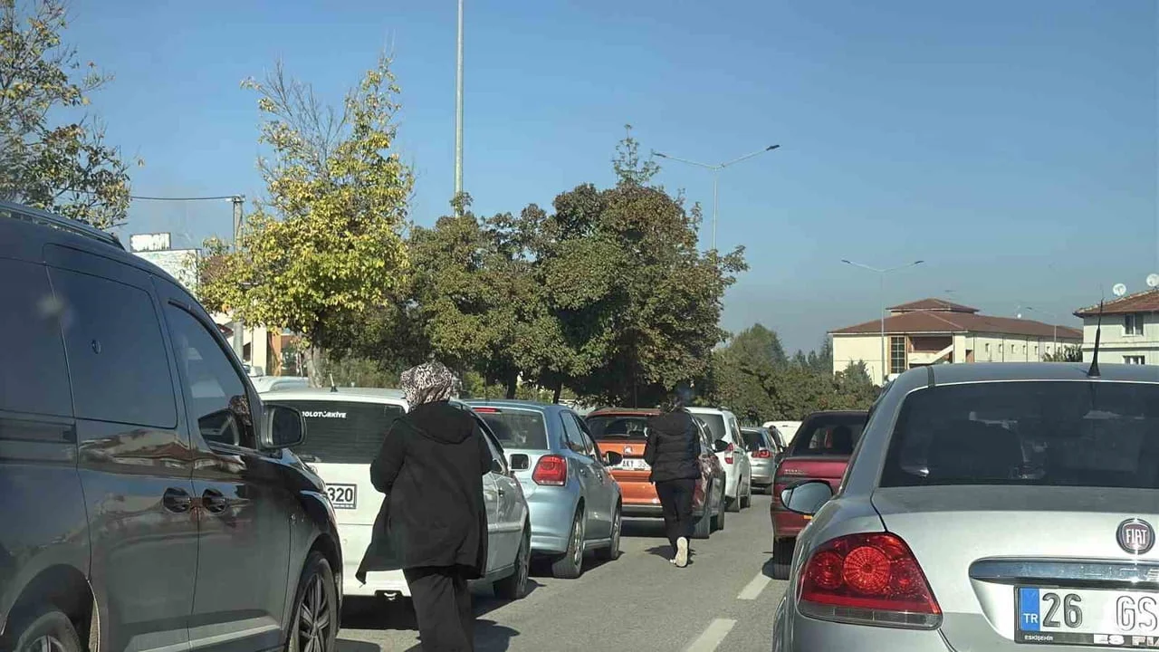 Eskişehir'de KPSS adayları trafik yoğunluğu nedeniyle sınava koşarak yetişti