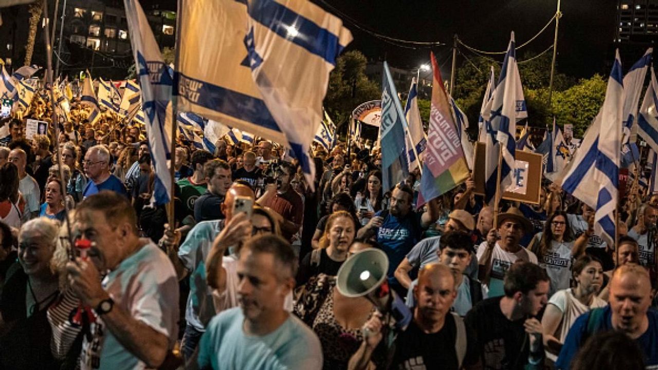 İsrail'de seçim öncesi Tel Aviv'de on binlerce kişi Netanyahu karşıtı miting yaptı