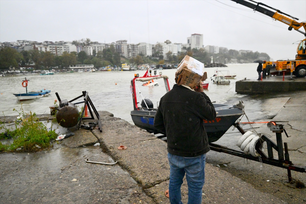 Akçakoca limanında olumsuz hava koşulları nedeniyle tekneler battı