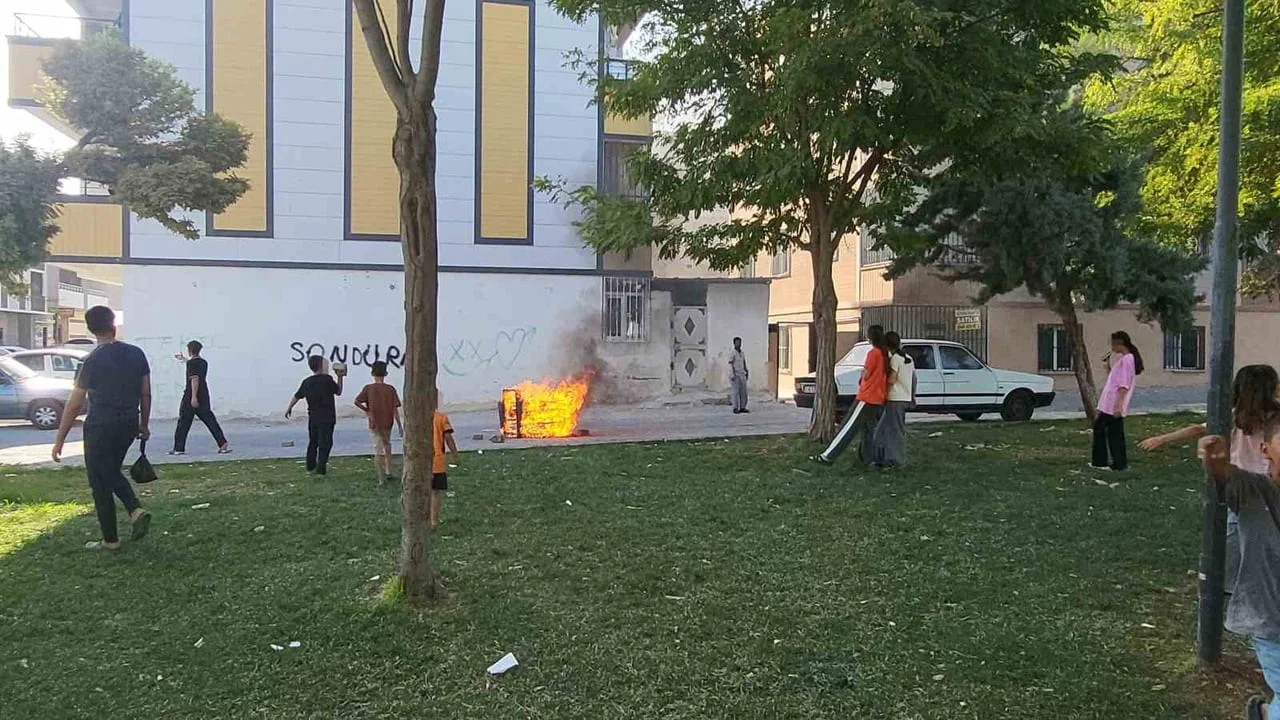 Şanlıurfa'da çocuklar sokağa bırakılan koltuğu ateşe verdi