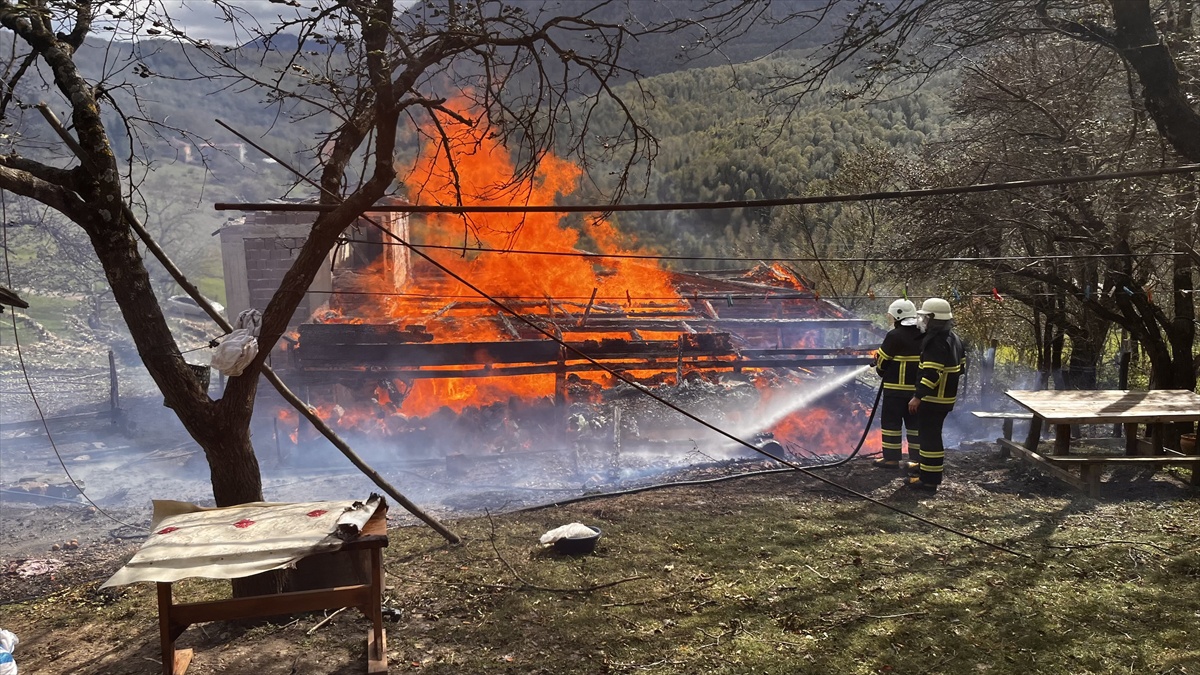 Sinop'un Türkeli ilçesinde çıkan yangın tek katlı evi kullanılamaz hale getirdi