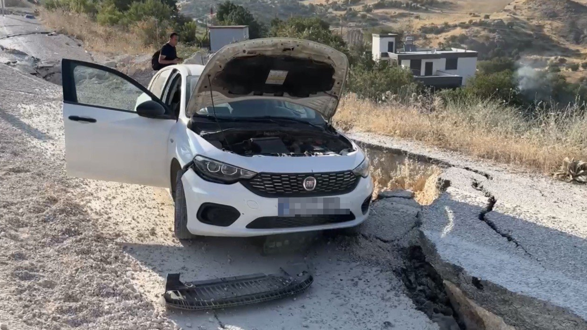 Adıyaman'da heyelan nedeniyle bozulan yolda otomobil kaza yaptı