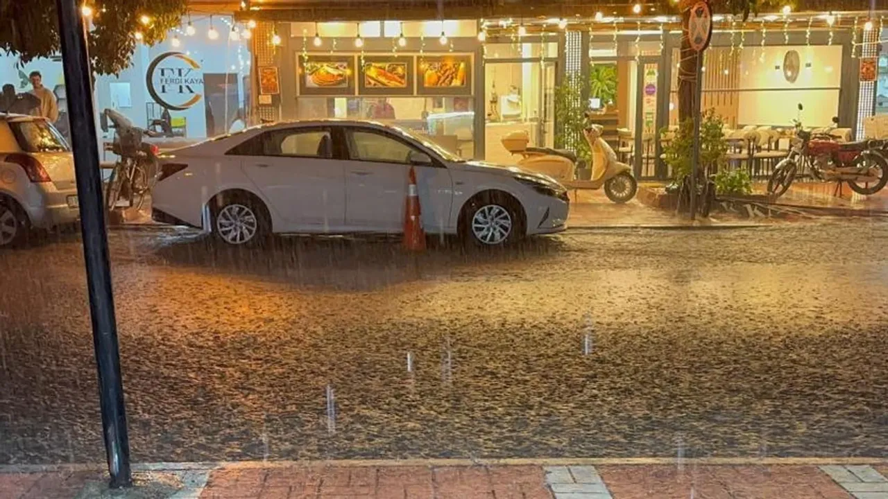 Mersin'de sağanak yağış su taşkınlarına ve trafik kazasına yol açtı