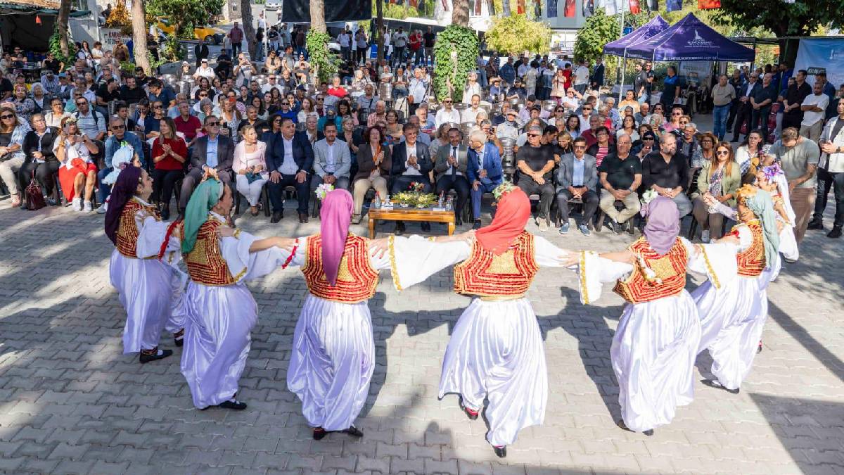 İzmir Büyükşehir Belediyesi Karaburun'da 300 bin nergis soğanı dağıtıyor