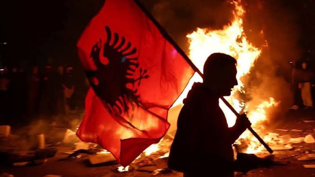 Arnavutluk'ta eğitim reformu talebiyle düzenlenen protestolar sürüyor