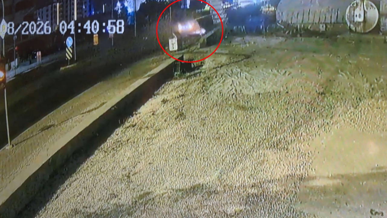 Antalya'da iki otomobilin çarpıştığı kazada 2 kişi hayatını kaybetti